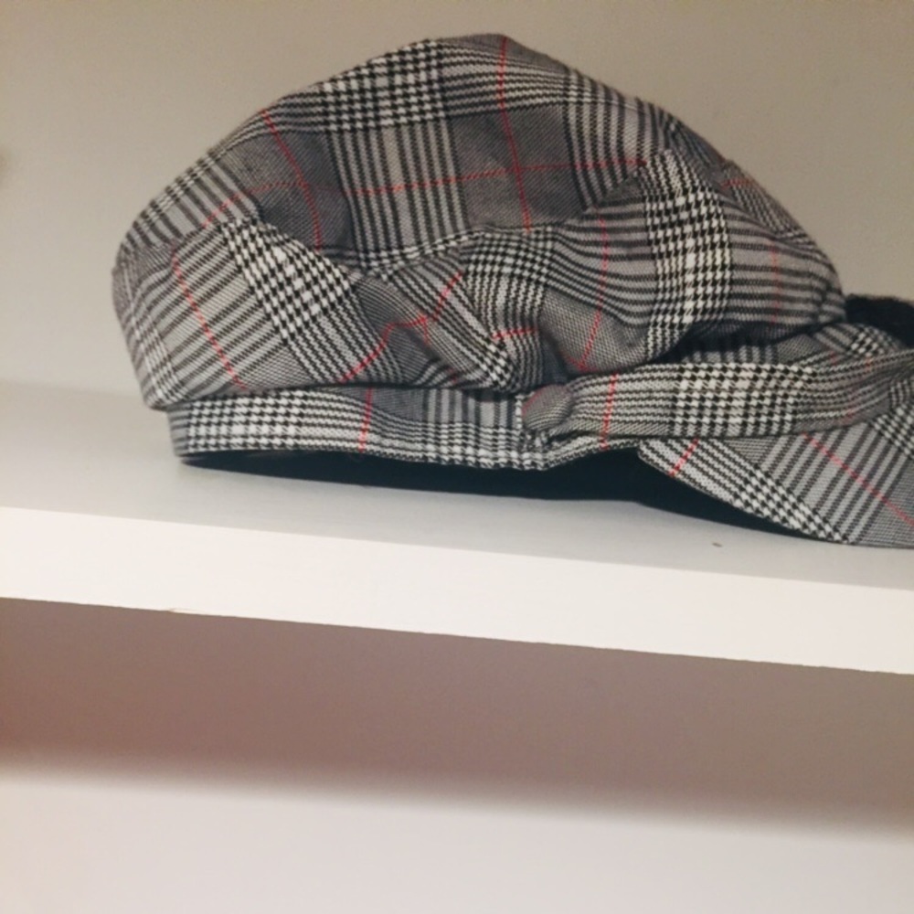 Trendy hat - Picture 3 of 3